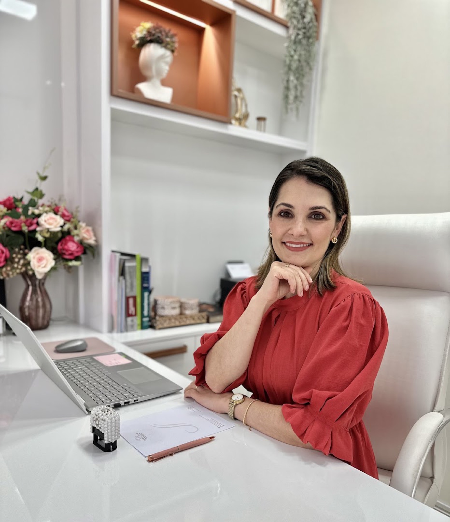 Dra. Daniela Zonin em seu consultório em Chapecó